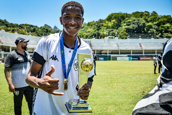 Lot of buzz around #botafogo talent Yarlen. Wing/IF combo of tekkers and athleticism. Little rough round edges but potential to be real handful if smooths things out. Both footed Dembele vibes makes him hard to stop. Real threat! transfermarkt.co.uk/yarlen/profil/… youtube.com/watch?v=YVAuNB…