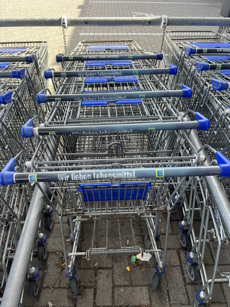 krass die haben hier nicht mal diese fächer wo man 1€ reintun muss, stell die dinger ungeschützt in gelsenkirchen ab und 10 min später grillen paar bulgaren im park ne paprika da drauf