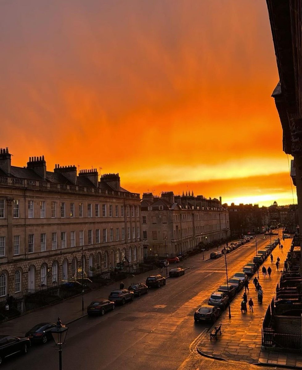 Imagine waking up to these views in the morning! 🌻 @visitbath 😍 #visitengland