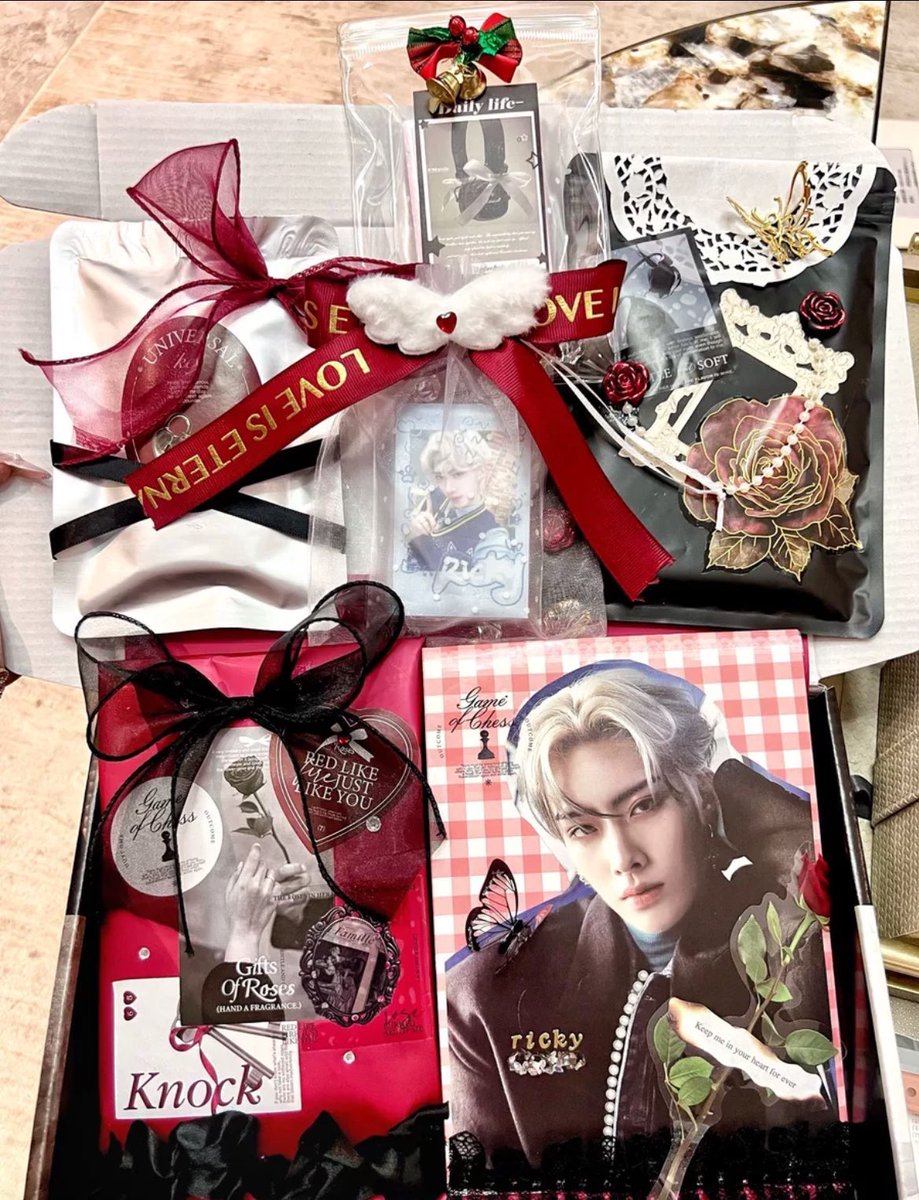 biiwzla's tweet photo. เพื่อนต่างด้อมที่ประเสิจที่สุด ตามหาการ์ดให้ไม่พอ ยังตามล่า กอว จาก พส จีนให้อีก คนที่ไปเฟ่ริคกี้ที่จีนให้ ใช้หน้าที่การงารในทางที่ชอบ ชั้นจะรักษาแกไว้นะมอซอ น่ารักที่สุดด ถึงชิปปิ้งจะทำกอวหาย แต่ชียังหา กอว จากพา จีนที่มาไทยให้อีก เลิฟอ่าาา #Reviewlele https://t.co/QBrRuVBerQ