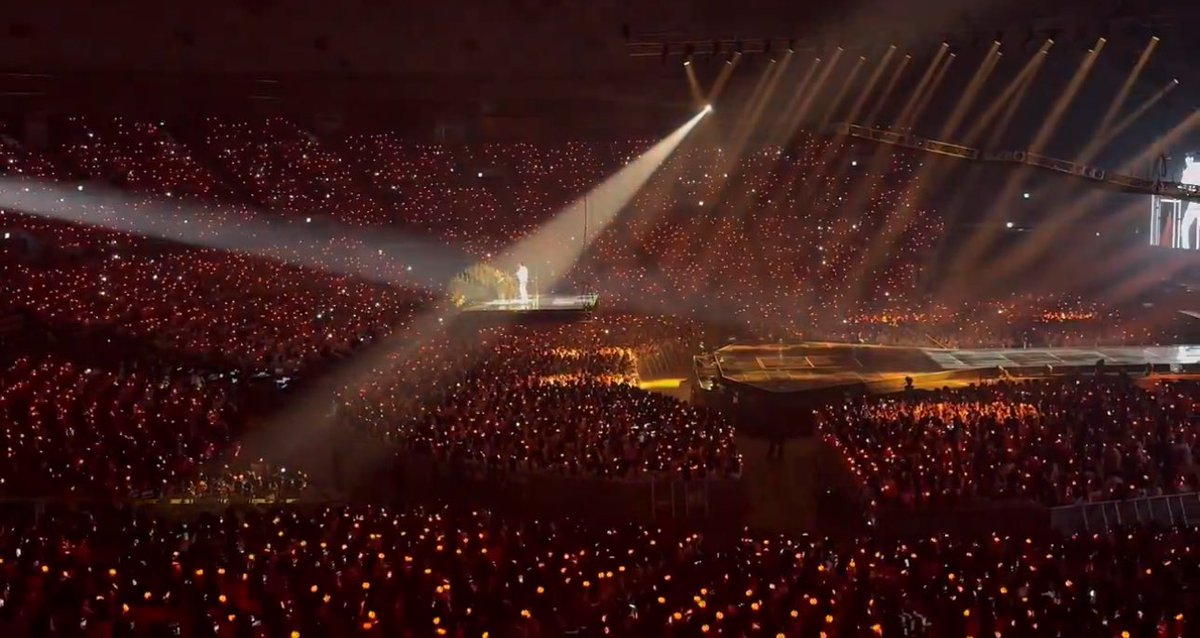 #BAEKHYUN LONSDALEITE IN SEOUL D1 — Set List:

1. Diamond [EXO]
2. Playboy [EXO]
3. Stay Up 
4. Ice Queen
5. UN Village 
6. Love Scene
7. Bungee
8. Love Again 
9. Cry For Love
10. Ghost
11. Underwater 
12. Bambi
13. Poppin' 
14. R U Ridin'
15. Betcha
16. Candy
17. Paranoia [HS]