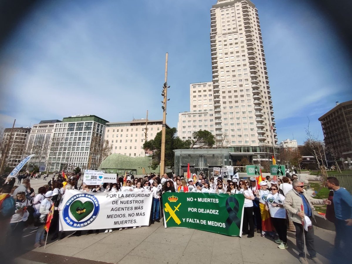 Aquí estamos en la plaza de España reivindicando nuestros derechos. 

Estamos acompañando la manifestación del 16 de marzo a nuestra <a href="/guardiacivil/">Guardia Civil</a> y a nuestra <a href="/policia/">Policía Nacional</a> .

#estamosconvosotros
#nuestrocorazonporbandera
#16M
#manifestación16m
#16marzo
