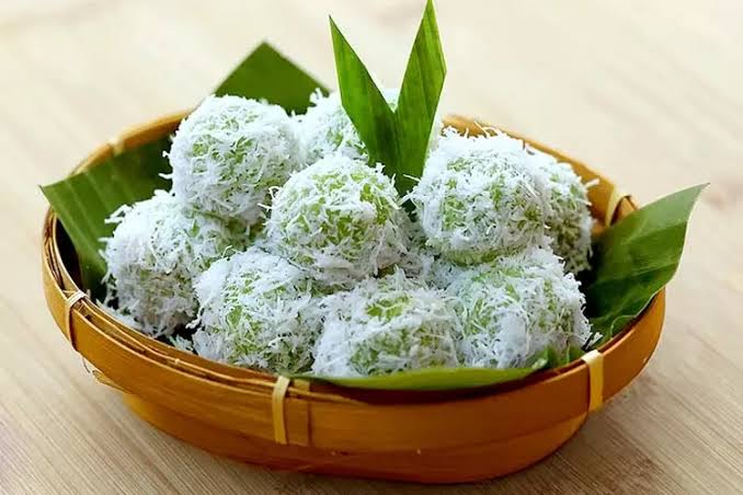 ARTIST_EUNJl's tweet photo. Hai kamoh @parkseohaam ada makanan maniez untukmue, moga suka ya! Gratis kok jadi jangan takut ditagih uangnya xixixi. Klepon maniez buatanku, met makan! https://t.co/BPIcpBcJCx