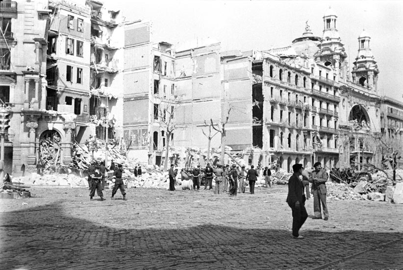 historiesdebcn's tweet photo. #TalDiaComAvui de 1938 començava el pitjor bombardeig sobre #Barcelona de la Guerra Civil. 

Tres dies consecutius d'atacs aeris contra objectius civils, que van deixar prop d'un miler de morts.

🧵 #FIL ⤵️ https://t.co/AdBj0SP0Oa