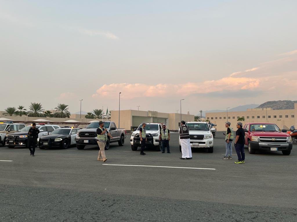 SahirSos's tweet photo. استدعاء فريق ساهر للبحث والانقاذ لمساندة فرق الدفاع المدني بالعاصمة المقدسة للحالة المطرية يوم2023/12/27 https://t.co/k4n0154G24