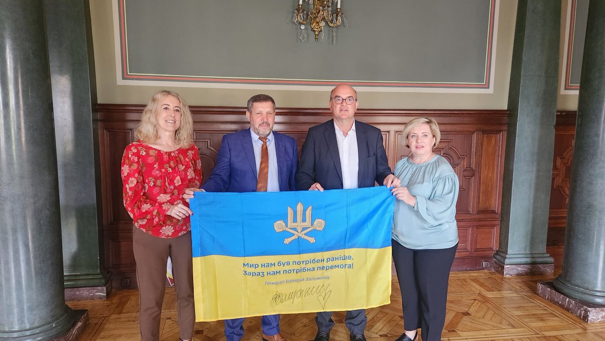 El día de la visita a la Delegación del Gobierno con el Presidente de la Federación de las organizaciones ucranianas en España. 
Y con la bandera de Ucrania firmada por el Comandante Zaluzhnuy 
<a href="/ZelenskyyUa/">Volodymyr Zelenskyy / Володимир Зеленський</a> 
<a href="/MFA_Ukraine/">MFA of Ukraine 🇺🇦</a> 
<a href="/UKRinESP/">UKR Embassy in Spain</a> 
<a href="/DioufLuc/">Luc André Diouf Dioh</a> 
<a href="/GranCanariaCab/">Cabildo Gran Canaria</a> 
<a href="/espiralveintiun/">espiralveintiuno</a>