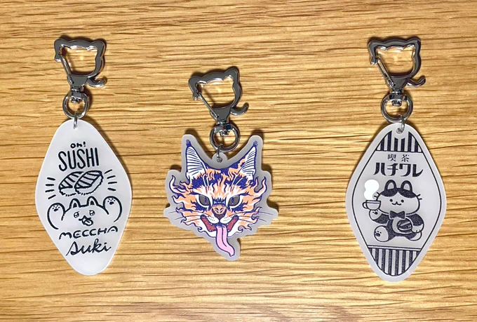 【🆕グッズ②】
前回てんにゃんかいで大人気だった蓄光アクキーの新作です✨
(再販でにゃんグミも作りました!)
真ん中の化け猫おもちアクキーは目を光らせたいがために作りました(笑)
【拡散希望です🙏✨】 