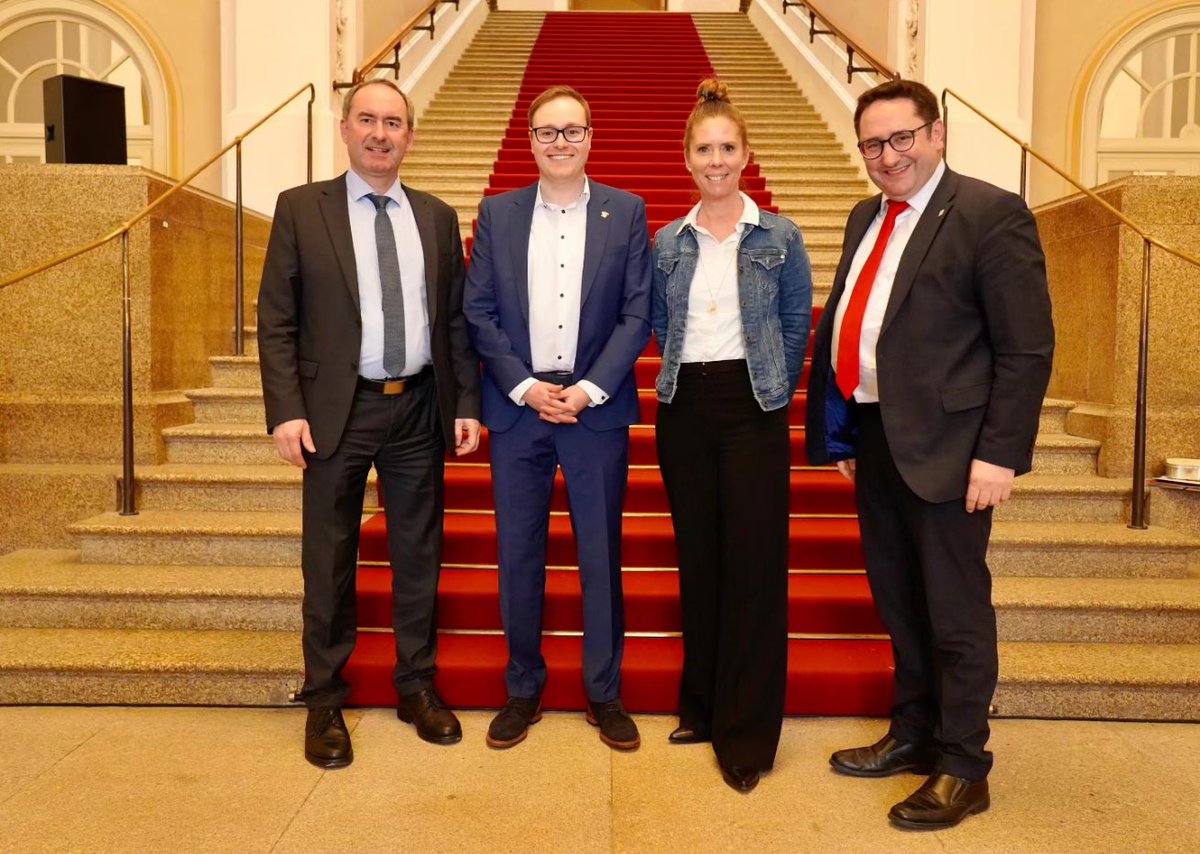 Tobias Gotthardt MdL (@tobigotthardt) on Twitter photo Schnittstellen Wirtschaft und Jugendarbeit haben <a href="/HubertAiwanger/">Hubert Aiwanger</a> und ich mit <a href="/_BJR_/">Bayerischer Jugendring (BJR)</a>-Präsident Philipp Seitz und Vizepräsidenten Ilona Schuhmacher besprochen. Verrbandliche Jugendarbeit gibt jungen Menschen in Bayern Orientierung und Rückenstärkung. Brauchen wir! #EuerTobias Schnittstellen Wirtschaft und Jugendarbeit haben <a href="/HubertAiwanger/">Hubert Aiwanger</a> und ich mit <a href="/_BJR_/">Bayerischer Jugendring (BJR)</a>-Präsident Philipp Seitz und Vizepräsidenten Ilona Schuhmacher besprochen. Verrbandliche Jugendarbeit gibt jungen Menschen in Bayern Orientierung und Rückenstärkung. Brauchen wir! #EuerTobias