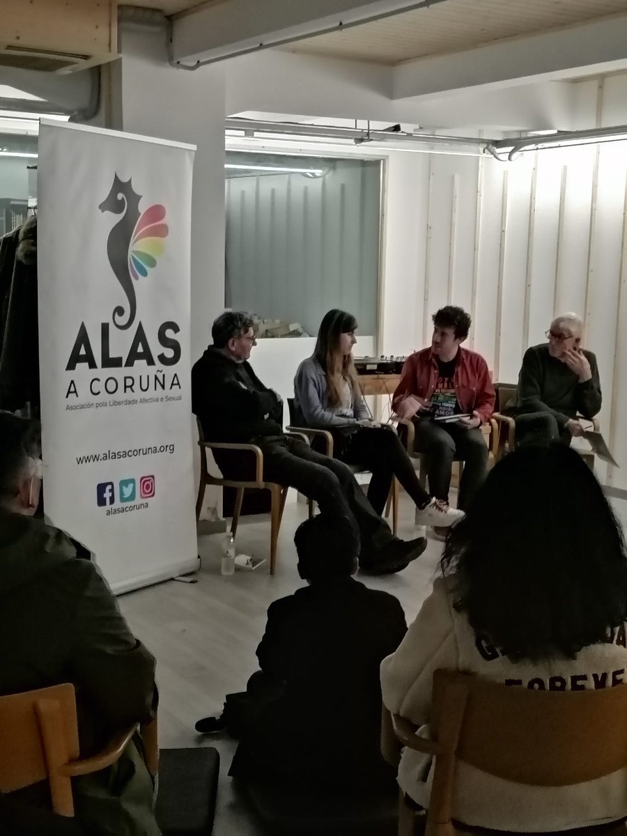 juanluisrecio's tweet photo. La presentación en @riolagares #Vigo del poemario #Compostela por detrás con @alasacoruna, @Nosmesmas y #TransformaEditores dio mucho de sí, con análisis y contenidos de interés que iremos contando por aquí... #libros #poesía #LGTBQ #música #pop #DJM4RT1N #Cultura #compostelapd https://t.co/3zPo3DOheK