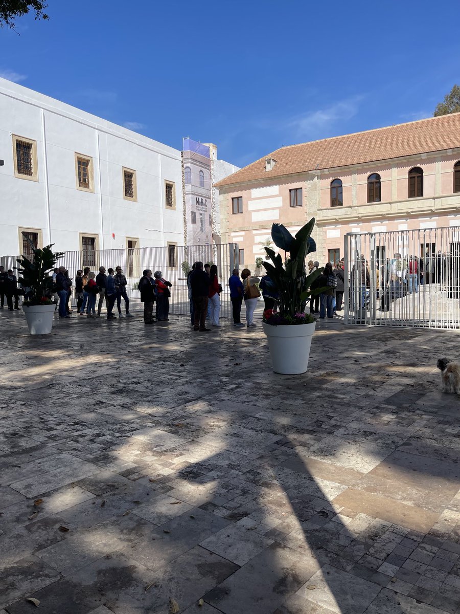 Cola en #Almería para entrar a un museo. Y no: no regalan abanicos.
No todo está perdido 🔝