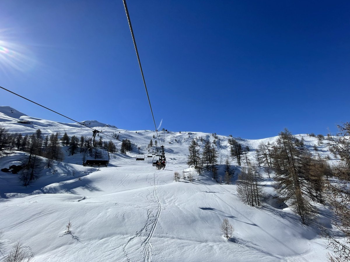PiersDupoy's tweet photo. Inject this directly into my veins. Needed a day like today after the long winter #SauzeDOulx #ski #skiing https://t.co/v2MlJu9kXR