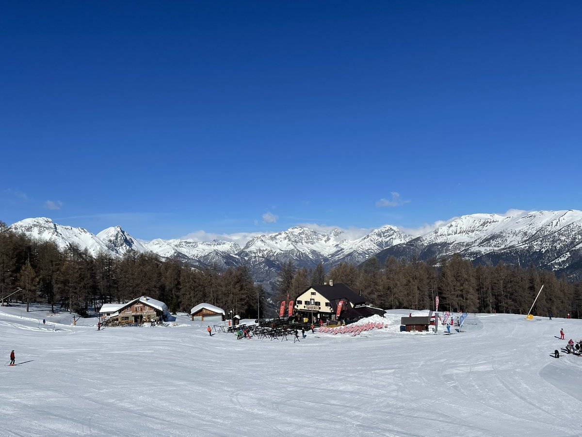 PiersDupoy's tweet photo. Inject this directly into my veins. Needed a day like today after the long winter #SauzeDOulx #ski #skiing https://t.co/v2MlJu9kXR