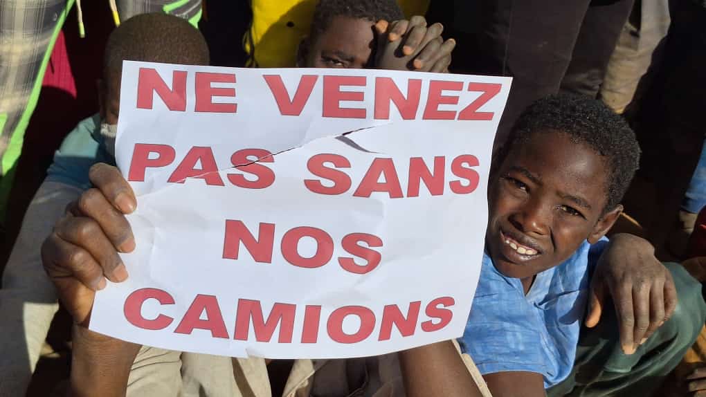 SonniMaiga's tweet image. Une action civique qu'il fallait faire pour faire entendre directement la voix des populations qui souffrent. Ceux qui font croire à Bamako que tout va bien et qu'ils ont le contrôle des choses à #Ménaka ont raison de ne pas être contents. #SOSMénaka