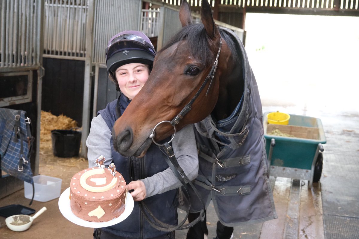 kimbaileyracing's tweet image. Chianti Classico about to enjoy a coffee and cake ( @DodsonHorrell ) as you do on your day off!! 
Thanks for all the messages. Special horse . #topteam #teamthorndale