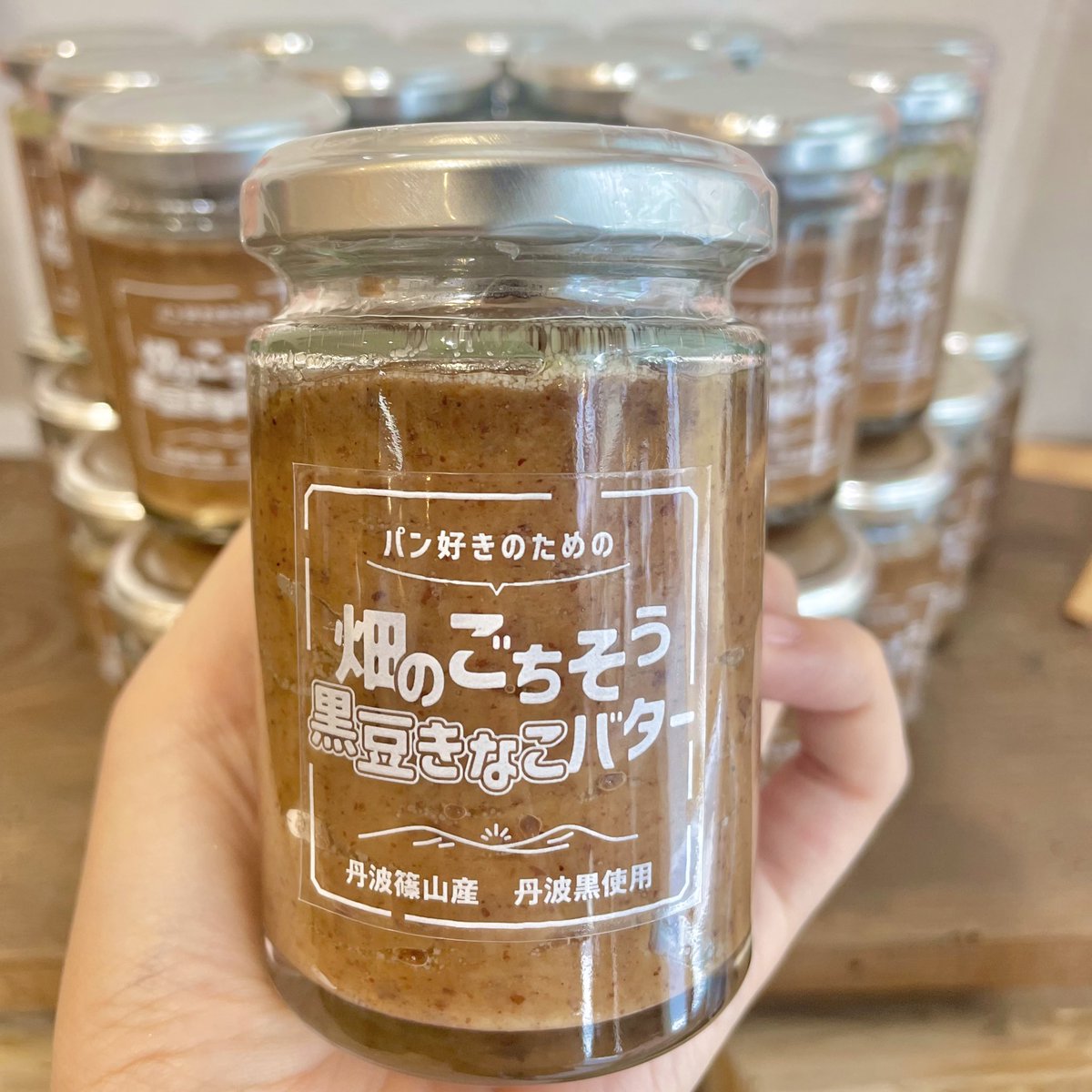 utsumissimo's tweet photo. 母校で販売開始！

食品メーカー入れたらいいなと思って入学したら、まさか農業ボランティアに目覚めて就農するに至った。そんなすべてが始まった神戸大学農学部。

ちっちゃい農産ブースができることになり、うちの商品を置いてもらえることになりましたー！ https://t.co/VnV04oHTRR