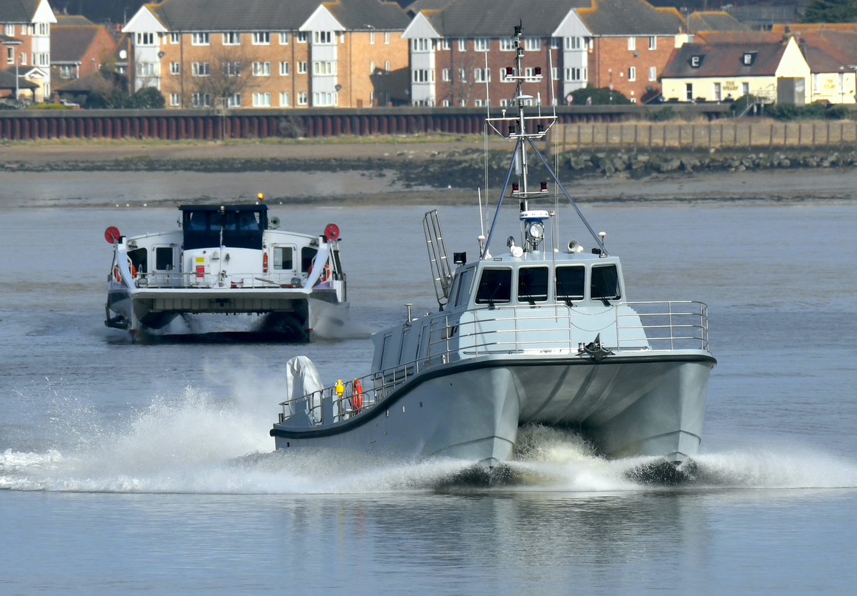 At a pace! Catamaran duo HMS Magpie and Moon Clipper this morning. @ThamesPics @IBallantyn @WarshipsIFR @liquid_highway1 @hms_magpie @thamesclippers #MoonClipper #HMS #H130 #RoyalNavy #HMSMagpie #Catamaran #Gravesend #Warships #Thames #RiverThames