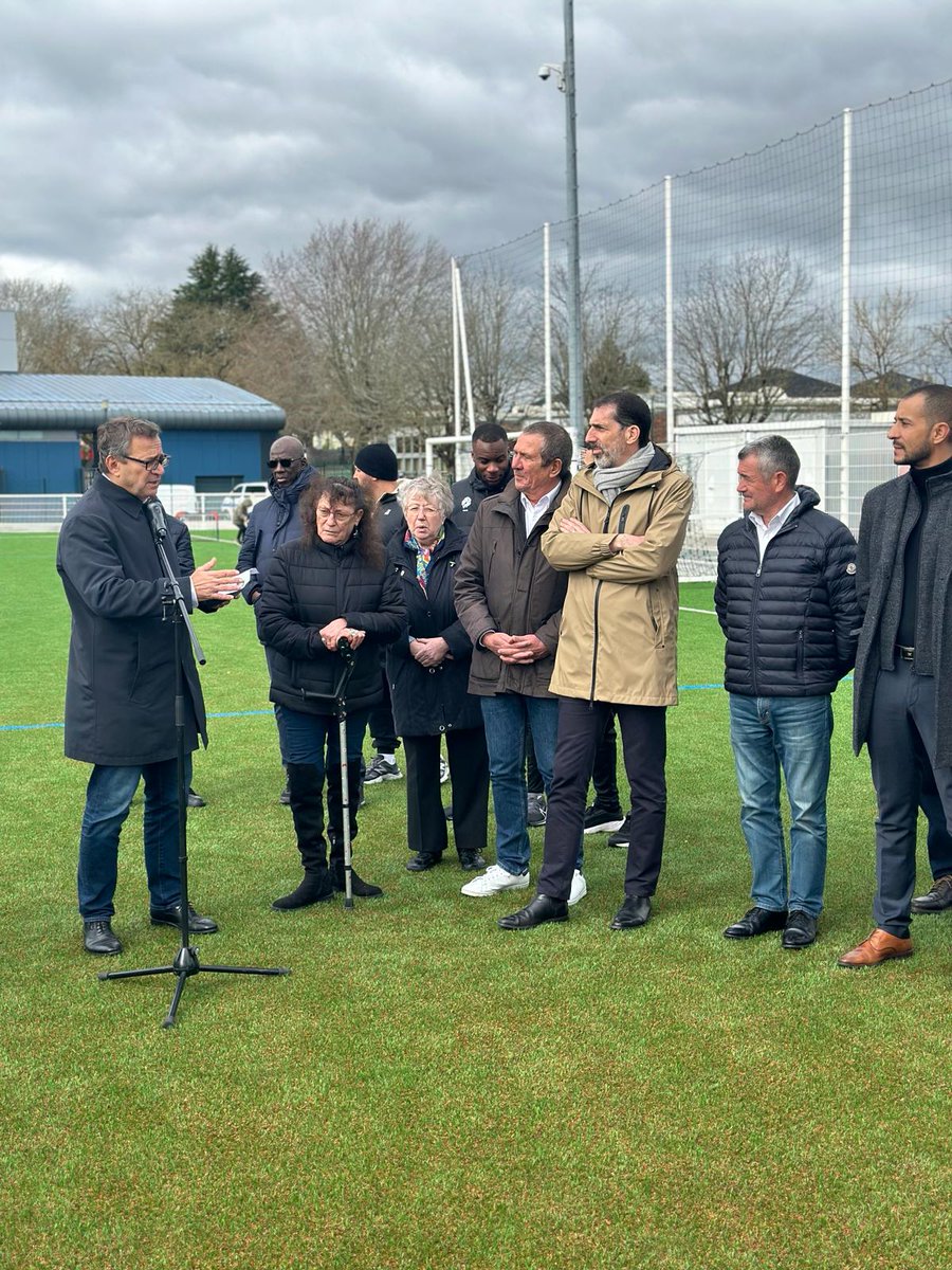 Très fier d’inaugurer ce matin le nouveau terrain synthétique Claude MINIER dans la commune <a href="/MairieEtampes/">Mairie d'Étampes</a> que <a href="/iledefrance/">Région Île-de-France</a> a financé à hauteur de 200 000 €. Depuis 2016 avec <a href="/vpecresse/">Valérie Pécresse</a>, nous avons investi plus de 22 millions d’euros afin de construire ou de rénover près de 250