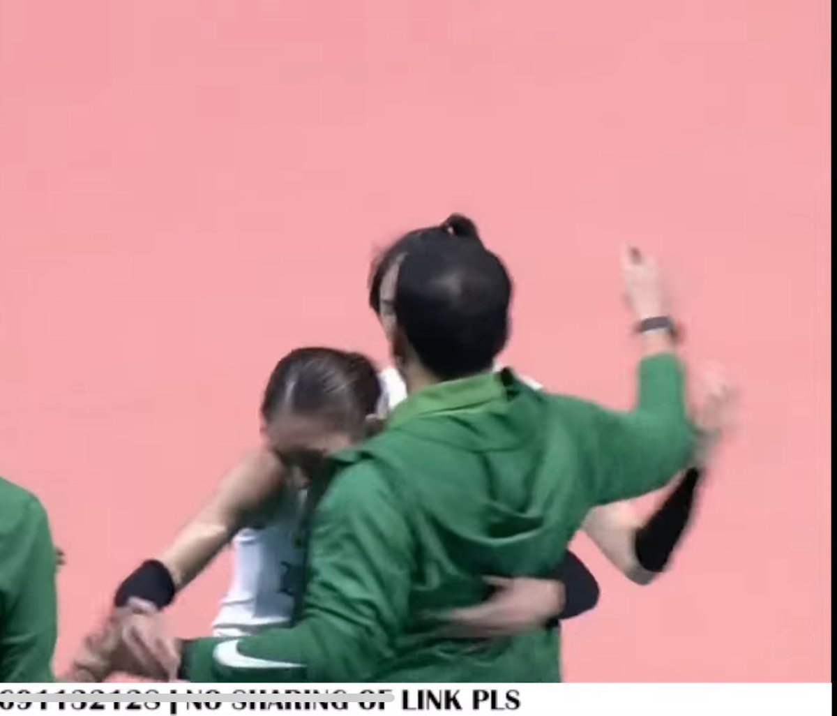SHET!!! My heart!!!

Hinugg ni CRDJ si Juju, he must ne so proud 💚🏹

#SeizeControlDLSU #UAAPVolleyball