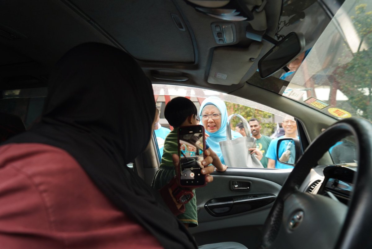 37 PERIUK BUBUR LAMBUK DAN 37 KAWAH DODOL DIEDAR DI STADIUM CHERAS SEMPENA TEMU DBKL 

Hadir ke program Temu DBKL Edisi Mac di Stadium Cheras tadi. 

Bersempena dengan bulan Ramadan, Program Teh Hijau Kuala Lumpur dengan tema Syukuri Ramadan, telah menampilkan kelainan daripada
