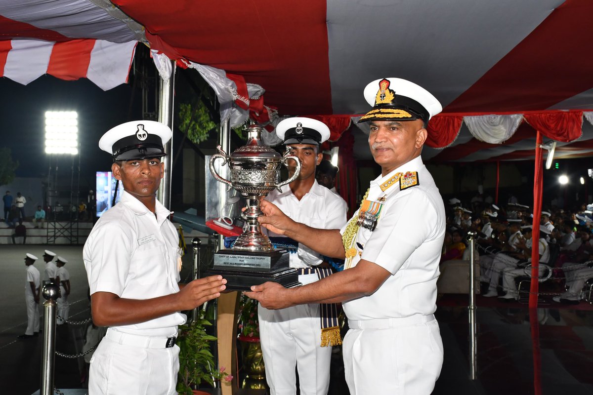 Impeccable precision in drill movements showcased at passing out parade of appx 2600 agniveers incl women & Naviks from @IndiaCoastGuard at #INSChilka, Adm R Harikumar, CNS reviewed the parade and awarded the Course toppers. #Agniveers #indiannavy