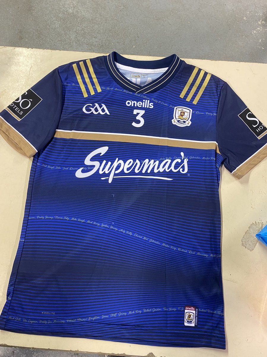 The @Galway_GAA hurlers will be in blue today. The same colour they wore when they beat @LimerickCLG team to win their first All Ireland 100 years ago. Names of the team in the design. Nice touch. Todays game live on @RTEsport