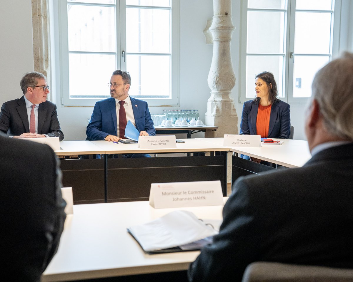 Good discussion with @JHahnEU on the need for common efforts to keep Luxembourg's attractiveness for agents working for the 🇪🇺 institutions. For its part, Luxembourg is determined to continue enhancing and promoting 🇱🇺 as the seat of the European institutions.