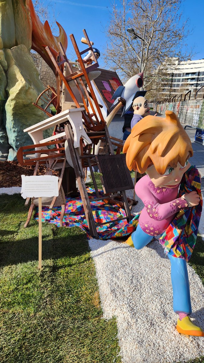 allusans's tweet image. La tradición nos conecta con tiempos de comunidad y creatividad en Valencia. Pero ¿Cómo reconciliar esto con unas fallas que representan el consumismo y la contaminación, especialmente siendo la capital verde europea? #medioambiente #REPENSARLASFALLAS @ValenciaVerde #Reflexiones