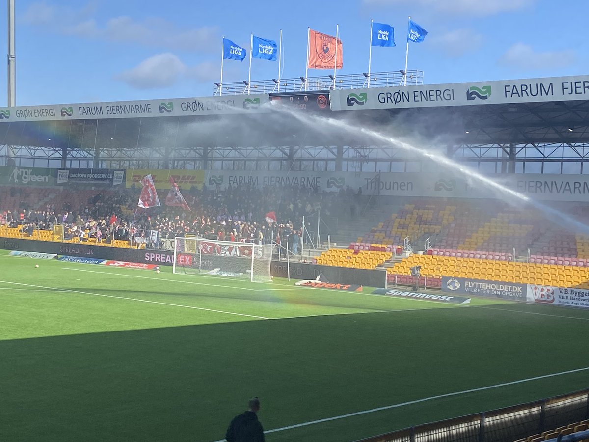 clausjen's tweet image. Farum lugter da lidt af Superligaen. God AaB-opbakning og pivkoldt på pressepladserne #aabinside #superaab #1div #nordicbetliga