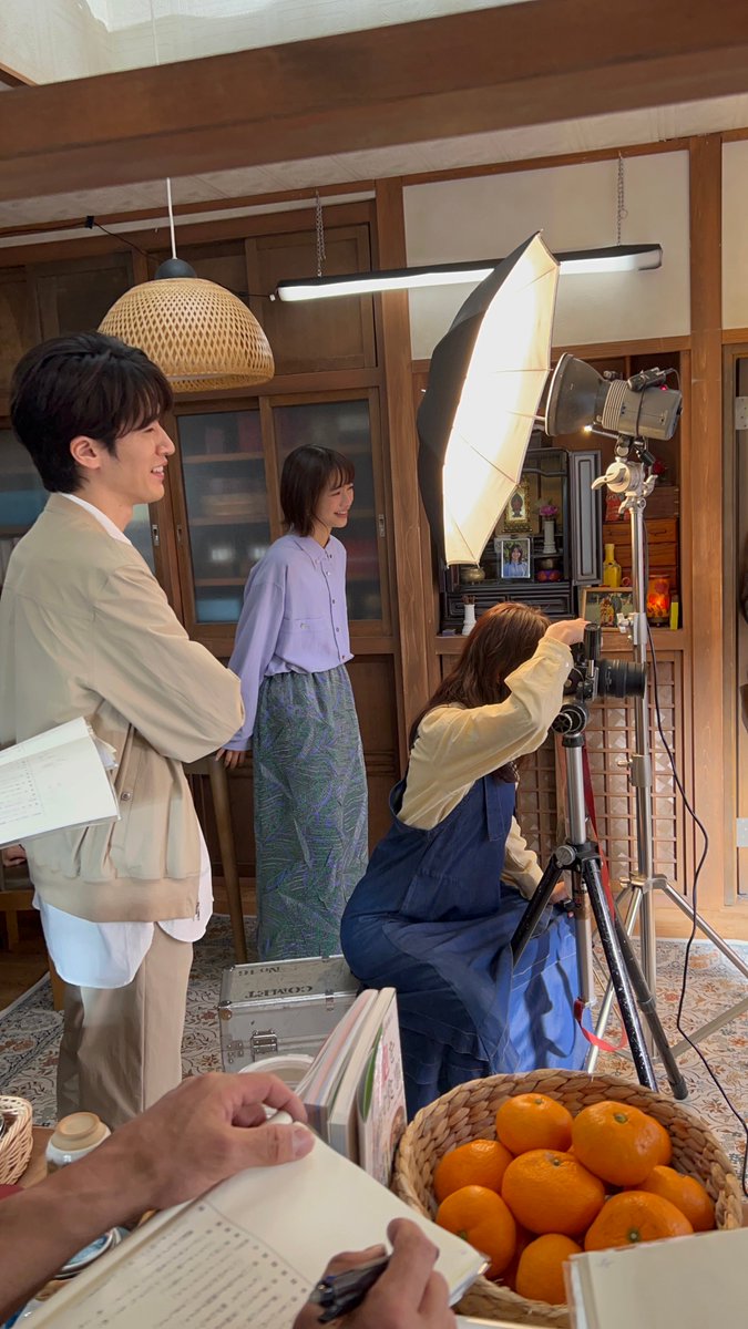 haru_ktv's tweet photo. 第10話は3/18(月)よる10時！
#春になったら 🌸オフショット
❀┈┈┈┈┈┈┈┈┈┈┈.*✿

瞳（#奈緒 ）が雅彦の遺影を撮影するシーンの
３人のオフショットをお届け🌱✨

和やかな雰囲気の
岸くん（#深澤辰哉 )と美奈子（#見上愛 ）

第９話はTVerで無料配信中！

まだ見ていない方も
一度見てくれた方もぜひお楽しみください💐
https://t.co/pmwwEu97Wh