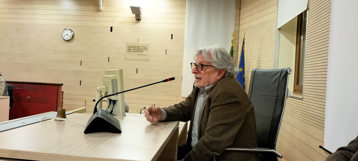 🟥#JorgeCorrente, ex perseguitato politico in #Argentina durante l'ultima dittatura militare, racconta di quando, prima di una perquisizione, ingoiò un foglio di carta con su scritto il telefono del Console #EnricoCalamai.Ieri presso la Sala Consiliare del III Municipio a #Roma.