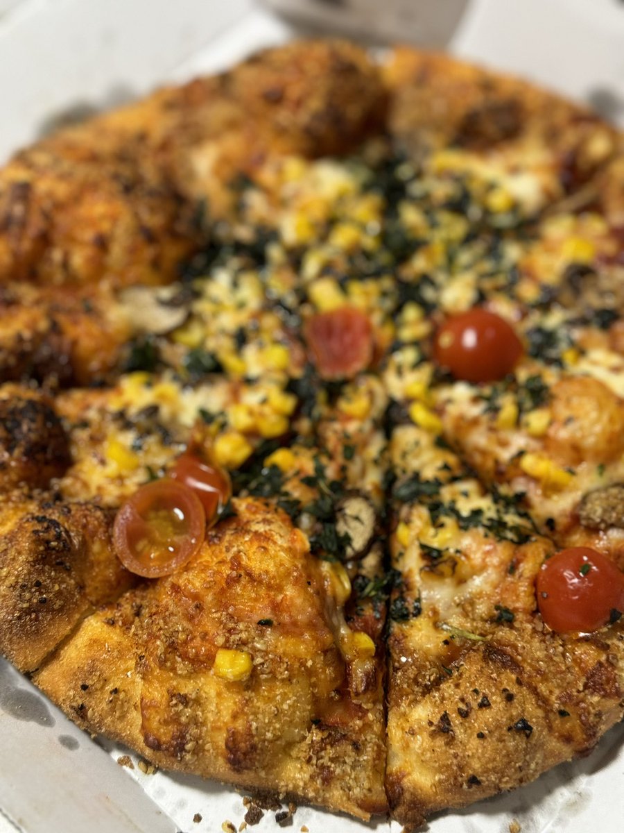 Sakura 🌸🌸🌸 in 🇯🇵 is not just on the trees, it’s on the boxes of <a href="/dominos_JP/">ドミノ・ピザ</a> too.
It’s everywhere actually.😍
Everything is Sakura-nised for few weeks.