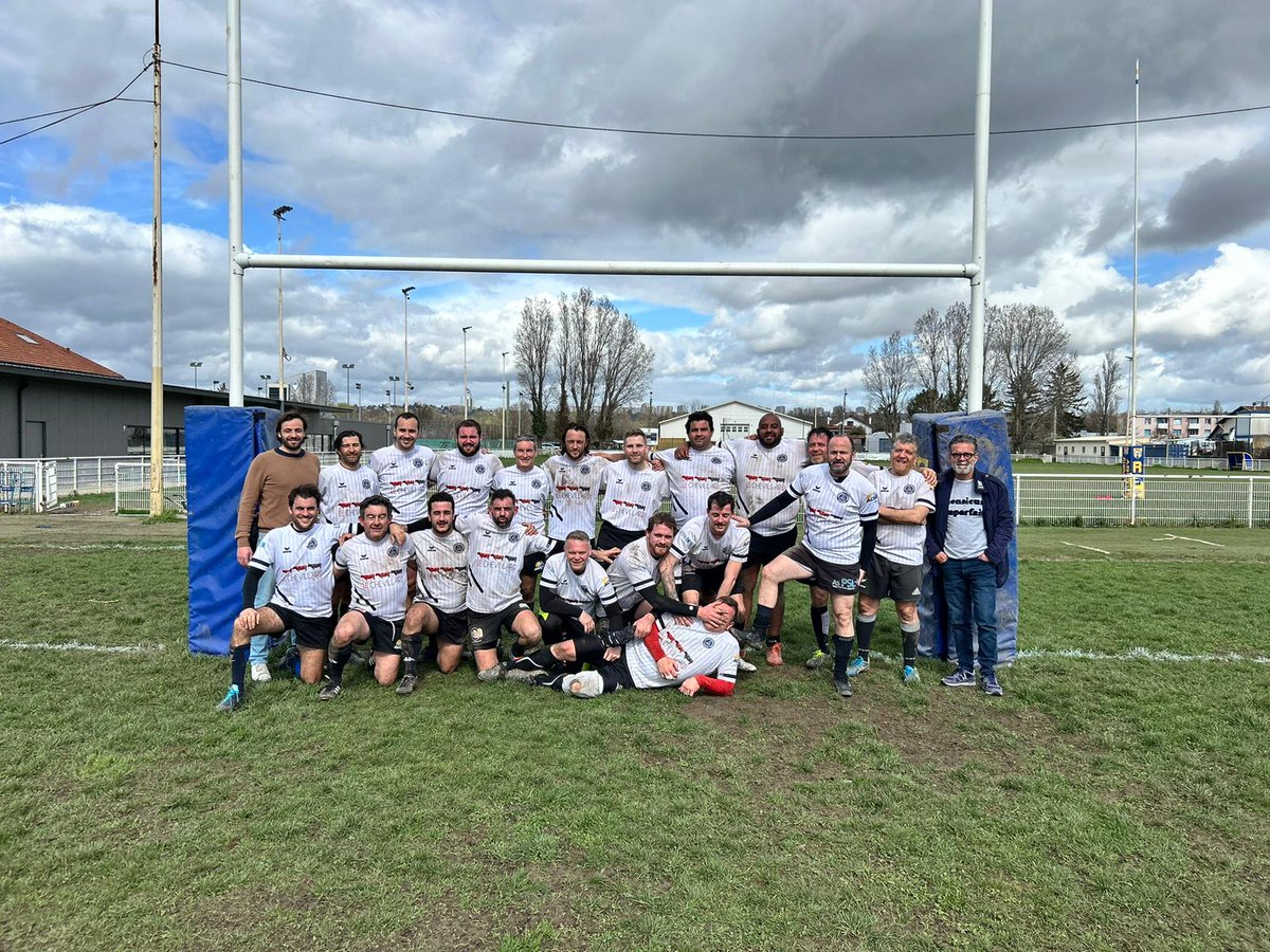 En lever de rideau de <a href="/FranceRugby/">France Rugby</a> vs <a href="/EnglandRugby/">England Rugby</a>, l ARUP s'est imposée contre l'équipe du barreau de Lyon sur un essai à 2 minutes du coup de sifflet final !
Place aux bières 🍻 ... avant de nous diriger vers le <a href="/GroupamaStadium/">Groupama Stadium</a> pour supporter les bleus ! 🇨🇵