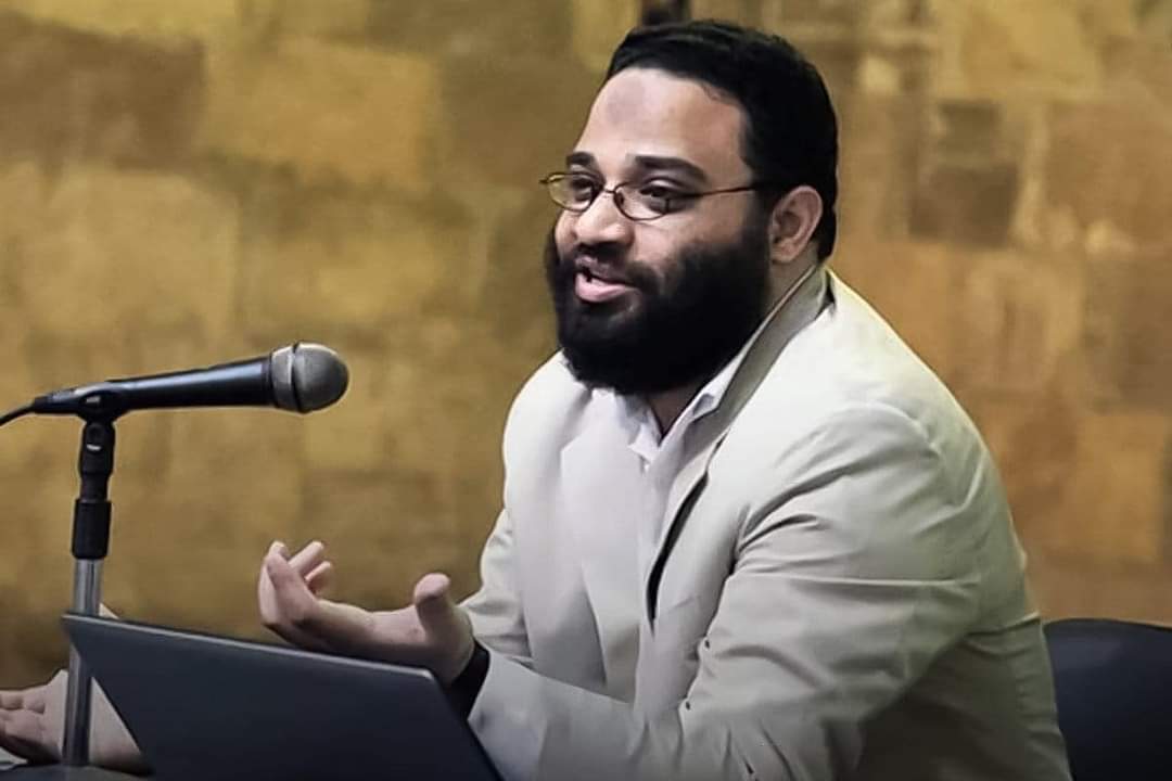 انت في رمضان بتتخلص من كيد الشيطان اللي هو اصلا ضعيف عشان تقابل الوحش الحقيقي اللي هو حضرتك.

م/ أيمن عبدالرحيم.