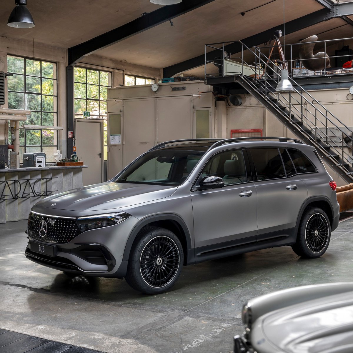 The #EQB effortlessly blends into the cityscape while bringing urban vibes and electric drive together. UK spec may vary. #MercedesBenz #Electric