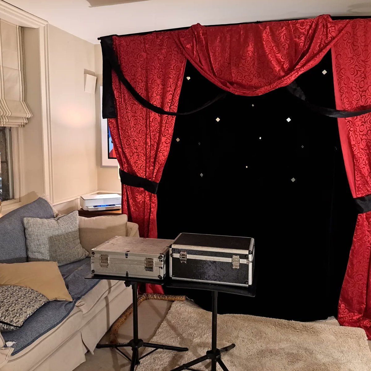 Simonmagic1's tweet image. Great show in Dartmouth Square tonight followed by some close up magic