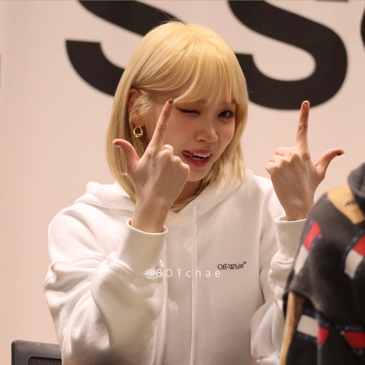 blonde chaewon doing the antifragile expression omg