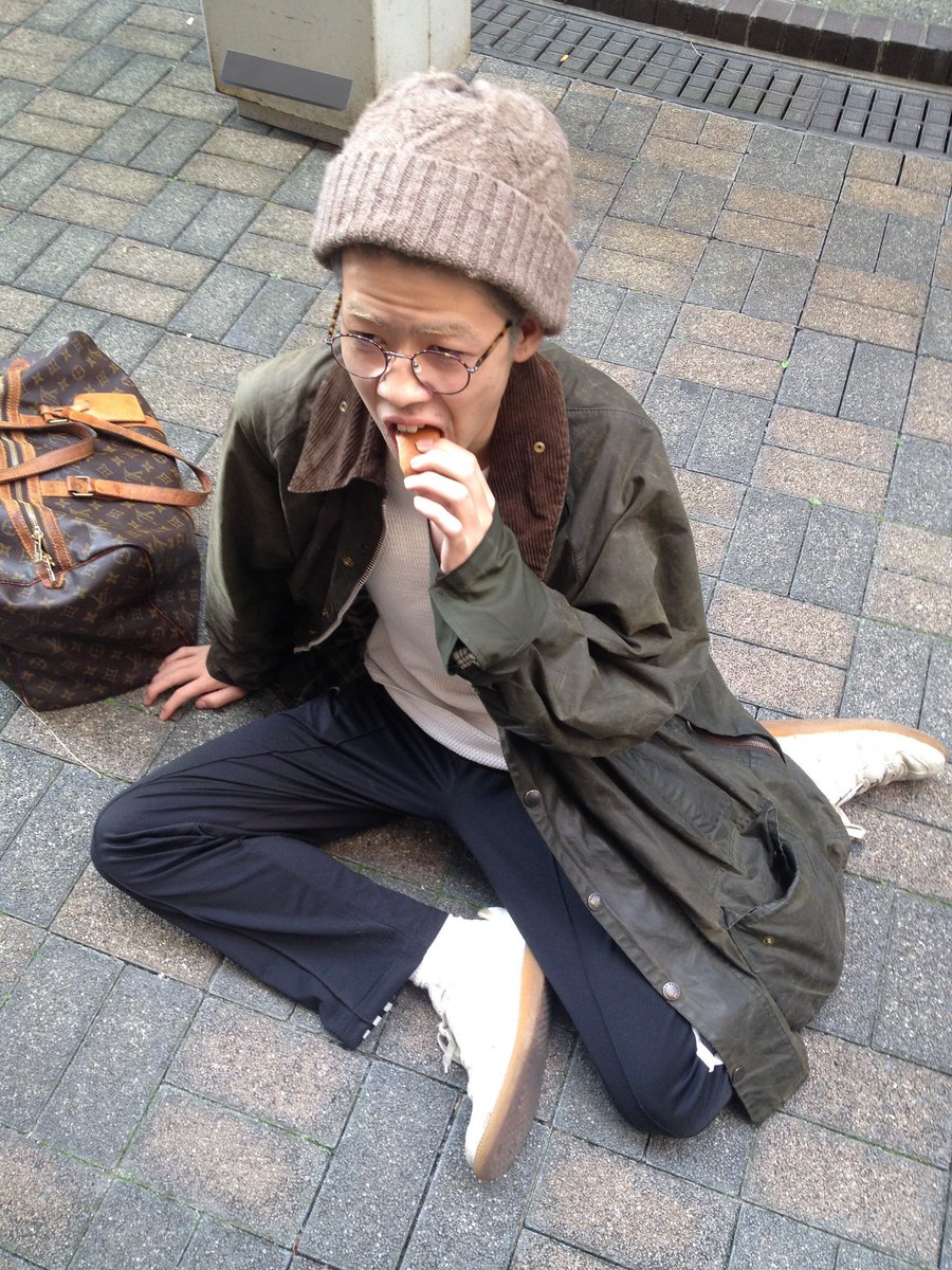 64_tf1's tweet photo. 鳩にあげる用の食パン食べてたたかさき https://t.co/B4E3aIXWej