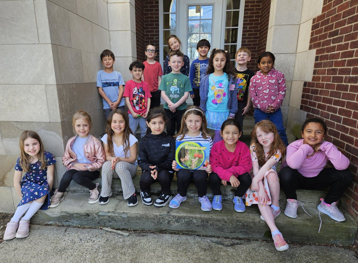 1-P enjoyed listening to a story outside this week. The weather was just beautiful! 🌞 @BetsyRossMahwah #MahwahConnects