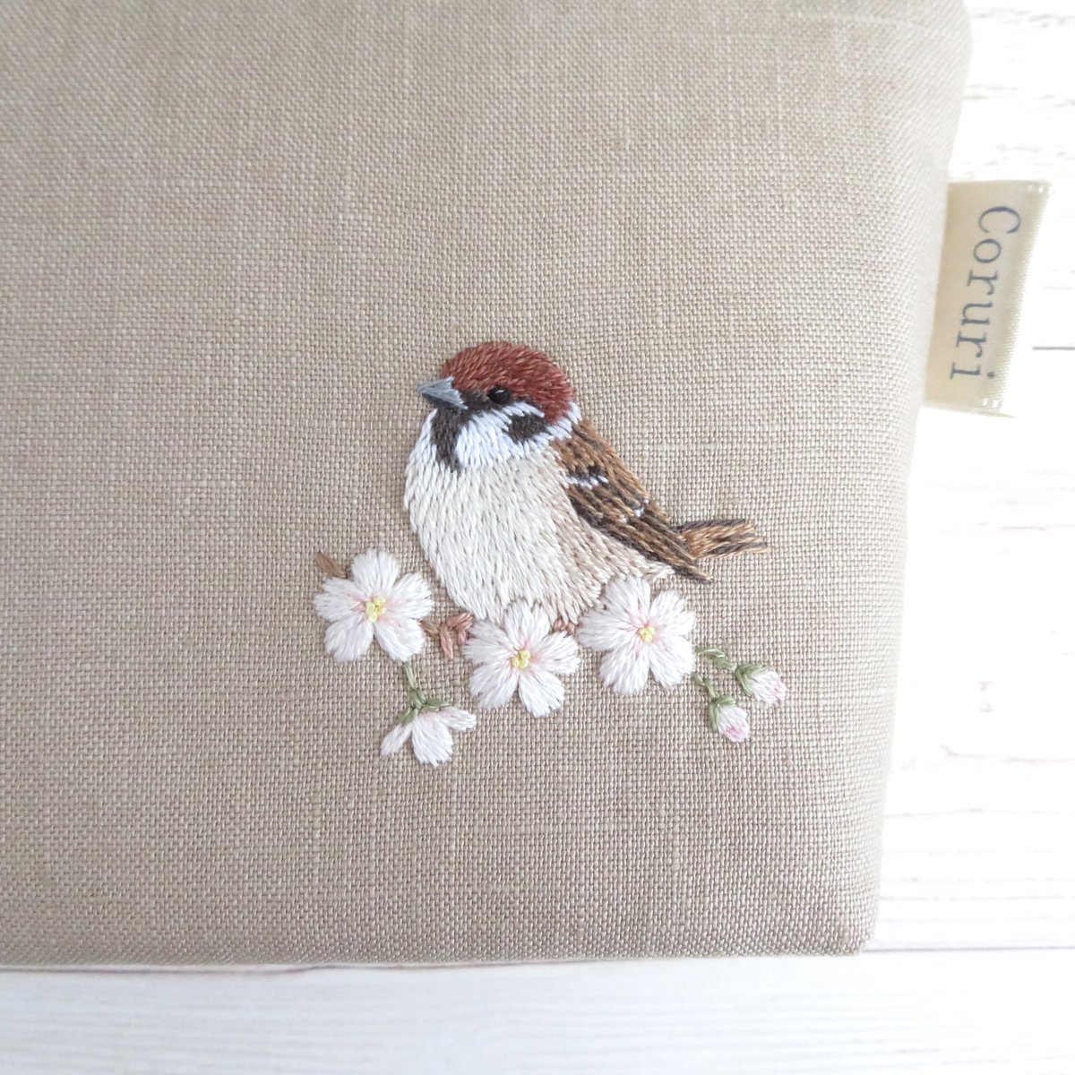 Coruri38's tweet photo. 新作のスズメと桜の刺繍ポーチと、シマエナガと桜の刺繍ポーチの新色を出品しました🌸

みていただけたら嬉しいです🌿

#野鳥　#小鳥　#刺繍　#ハンドメイド https://t.co/TQ8XFfAIBQ