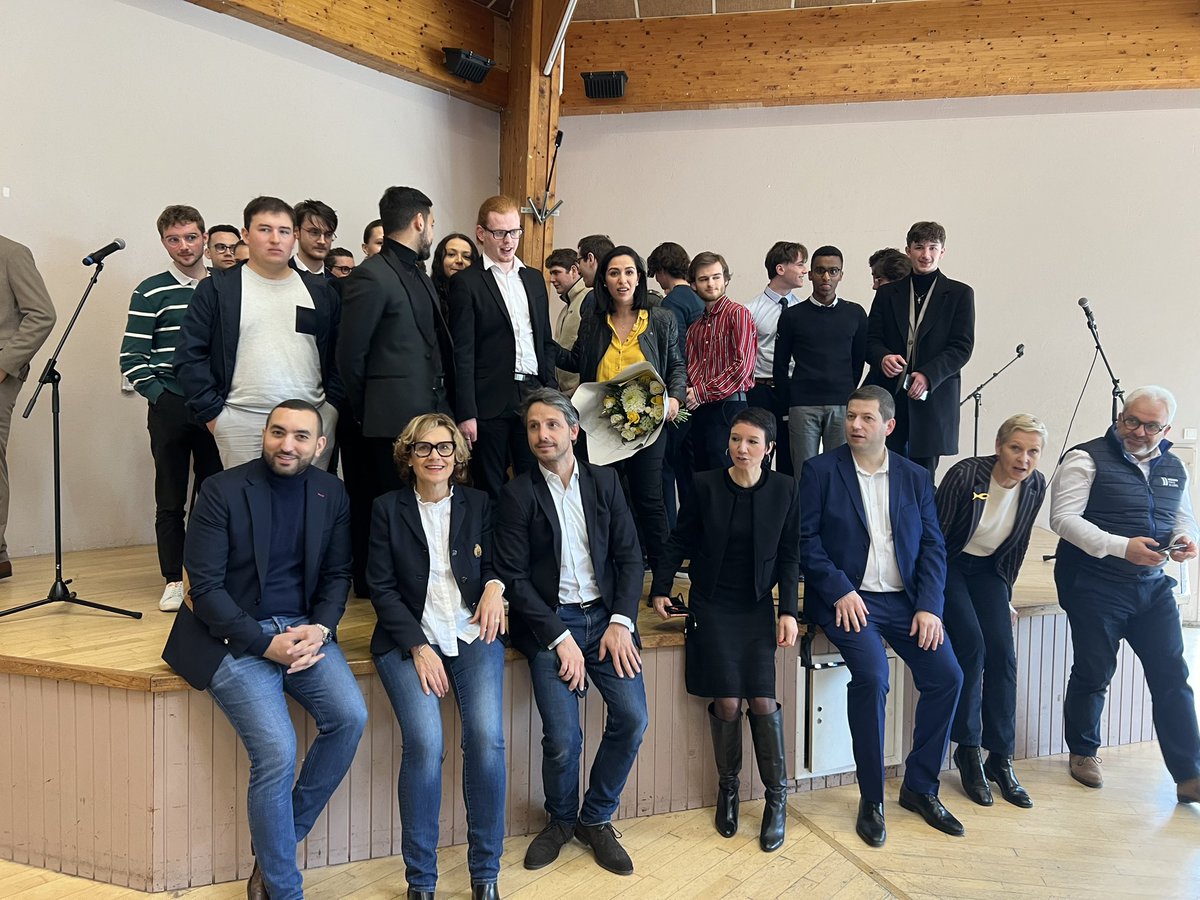 BeaBellamy85's tweet photo. Une très belle occasion ce matin de souhaiter un joyeux anniversaire à notre ministre @sarahelhairy lors d’une réunion passionnante sur le thème de la #cybersecurite #SREN organisée par @HorizonsJeunes 44 @Horizons_PDL @Horizons_AN @HorizonsLRSY @HorizonsLeParti https://t.co/jezwFqm1tH
