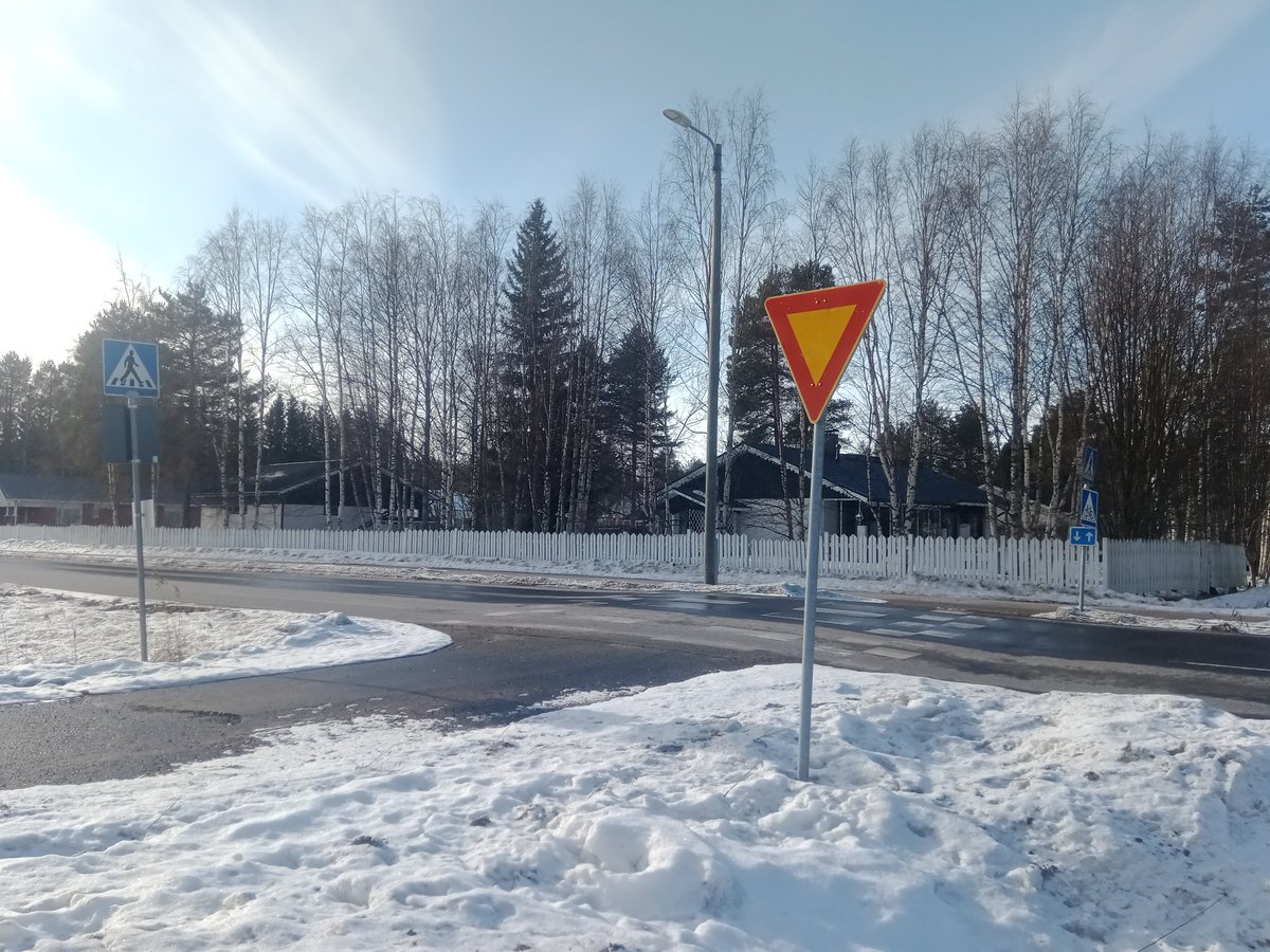 Mielenkiintoinen liikennemerkkikombinaatio uudisasennettu Tupokselle. Tägätään @LiminganKunta jos joku vaikka haluaa korjata.