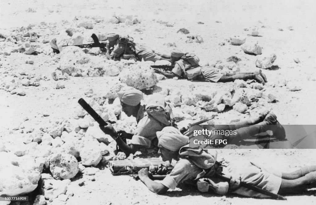 Troops of the 14/11 Sikh, 4 Indian Division, training with Bren-LMG and SBML 2' mortar, western desert, 6th August 1941