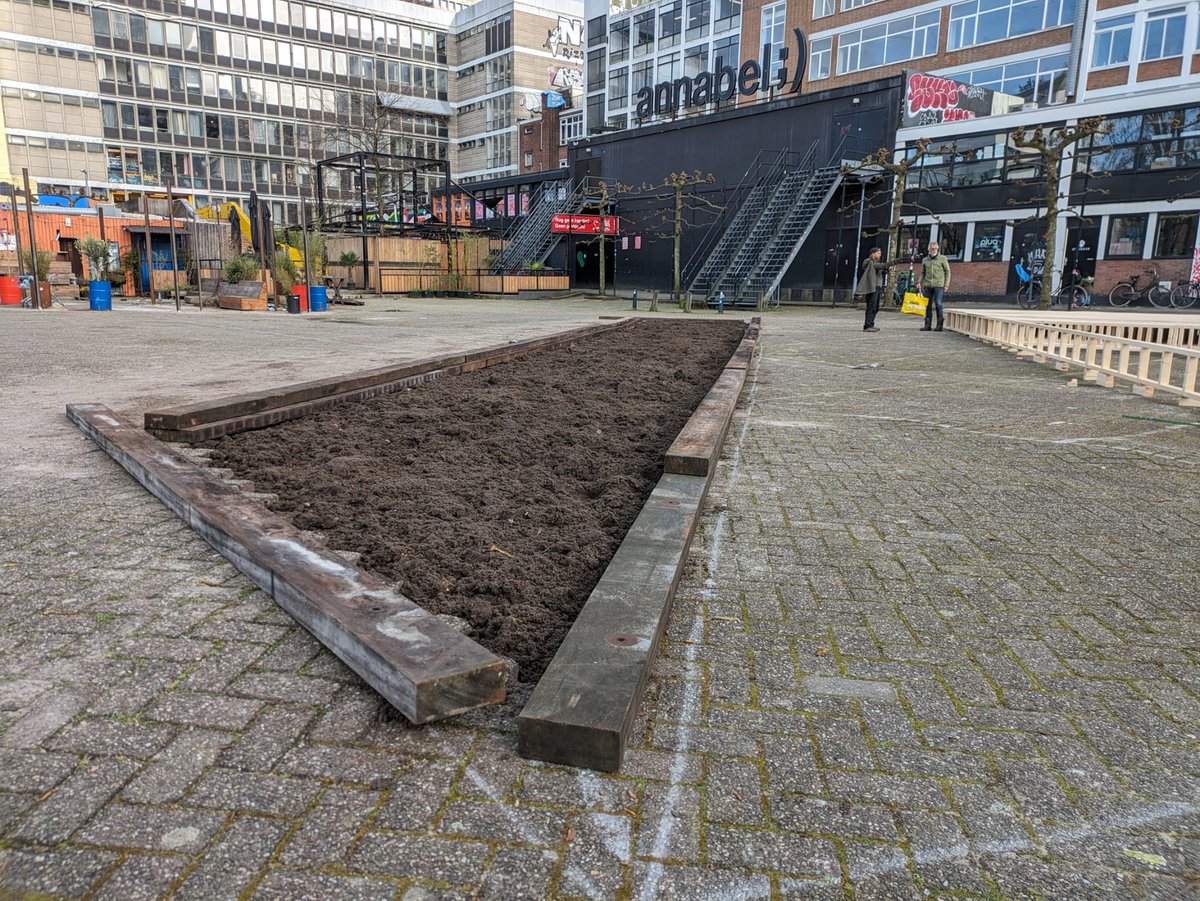 d_akkers's tweet photo. Parkeerplaats wordt groenplein. De #dakboeren en anderen uit Het #Schieblock hebben weer hard gewerkt aan het steenvrijer maken van 't #Delftsehof. Aarde werd gestort in de plantvakken. Komende week gaan we inplanten 🌿. Lees 't op 't #Architectenweb 📲:
https://t.co/D07yfxyymN https://t.co/NxIU683ppc