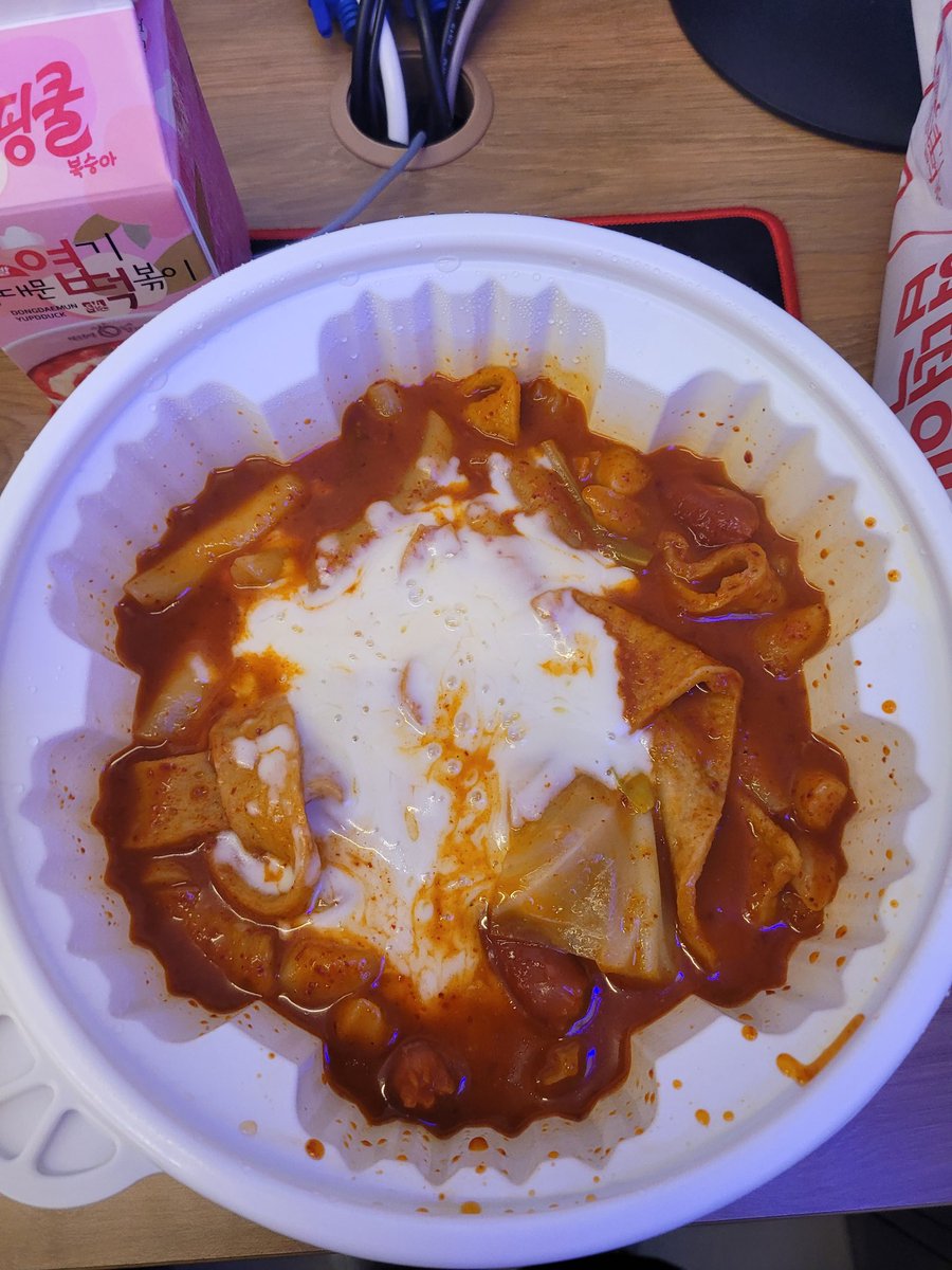 RuBy_077's tweet photo. 사장님이 사주신 떡볶이~ https://t.co/d6jXRJlod2