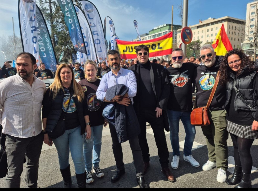 Jucil_Vizcaya's tweet photo. 🗣️ ÉXITO ROTUNDO 

Auténticos luchadores de los derechos socioeconómicos de los guardias civiles,

 ‼️ ETERNAMENTE AGRADECIDOS‼️

#EquiparacionYa16M, hoy #JUCILenMADRID16M luchando por tres décadas de discriminación salarial.

Viva la #GuardiaCivil💚🇪🇦 https://t.co/Q7aNQQJc2w