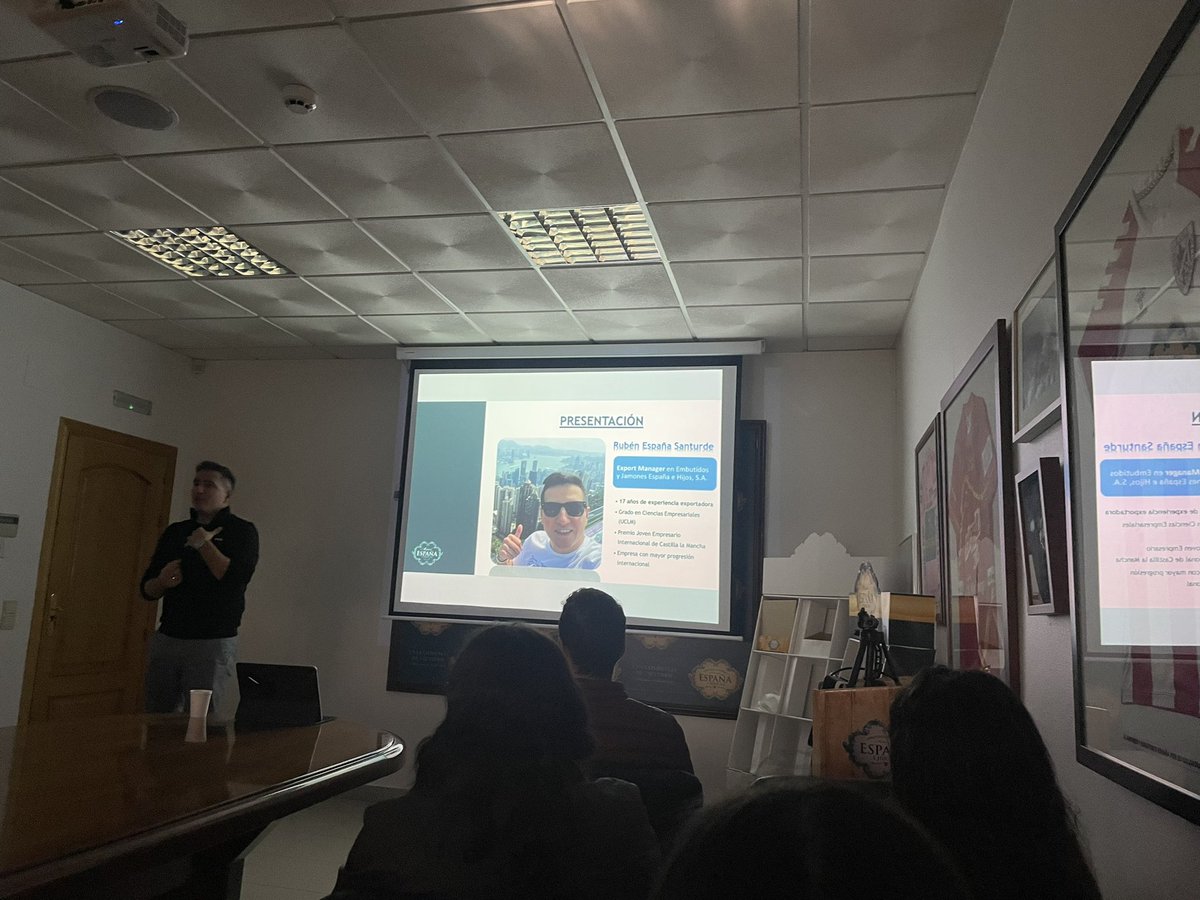 Esta semana con estudiantes del <a href="/MNINToledo/">MNIN Toledo UCLM</a> y de grados de ADE de la Facultad de CC Jurídicas y Sociales de #Toledo de <a href="/uclm_es/">Universidad de Castilla-La Mancha</a> hemos visitado <a href="/miguelespanahij/">Embutidos y Jamones España e Hijos - Miguel España</a>. Gracias a Rubén España por mostrarnos su empresa y explicarnos las claves de su éxito en los mercados internacionales