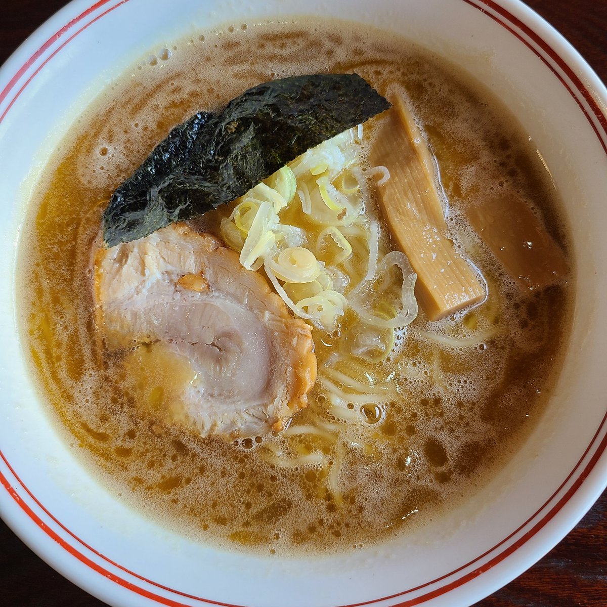ramen_aaa622's tweet photo. 相澤屋@栃木県烏山市

豚骨醤油らーめん並🍜￥930

 初めて行ったけど食べたいの多くて迷った結果とりあえず豚骨醤油！とっても濃厚スープにチャーシューも美味しくて満足！
他のメニューも食べたいから近々また行こう🤤

ご馳走様でした✨ https://t.co/sW3m8QRCJb