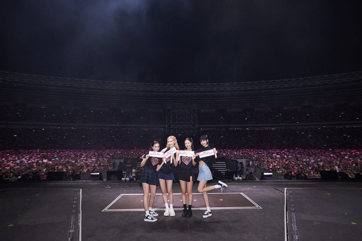 rubyrubyjane__'s tweet photo. Pencapain terbesar gw selama hidup adalah bisa fotbarr bareng blackpink, yang nanya gw dimana gw pakee bajuu pink https://t.co/MvvwdNdfpz