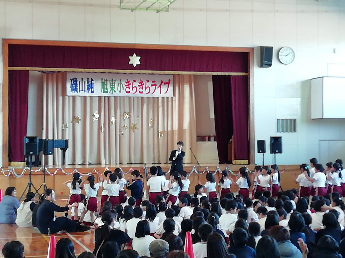 jiima's tweet photo. 2019年旭東小学校のイベントに生徒と���て参加していたお子さんが、見事高校に合格してお母さんと一緒に教科書を買いに来てくれました！親子で良い思い出のようでした。何か嬉しい(^^)。
このイベントの様子→https://t.co/1ZHH6dP4SN
#旭東小　#磯山純 https://t.co/0rH8Etdr0N