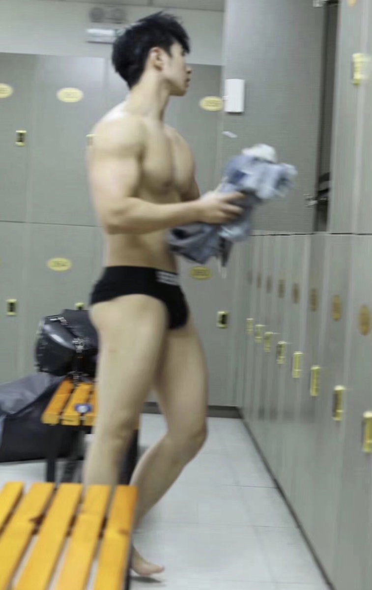 泡温泉偶遇大帅哥，这身材真的爱了，想跟他一块水中大作战😍